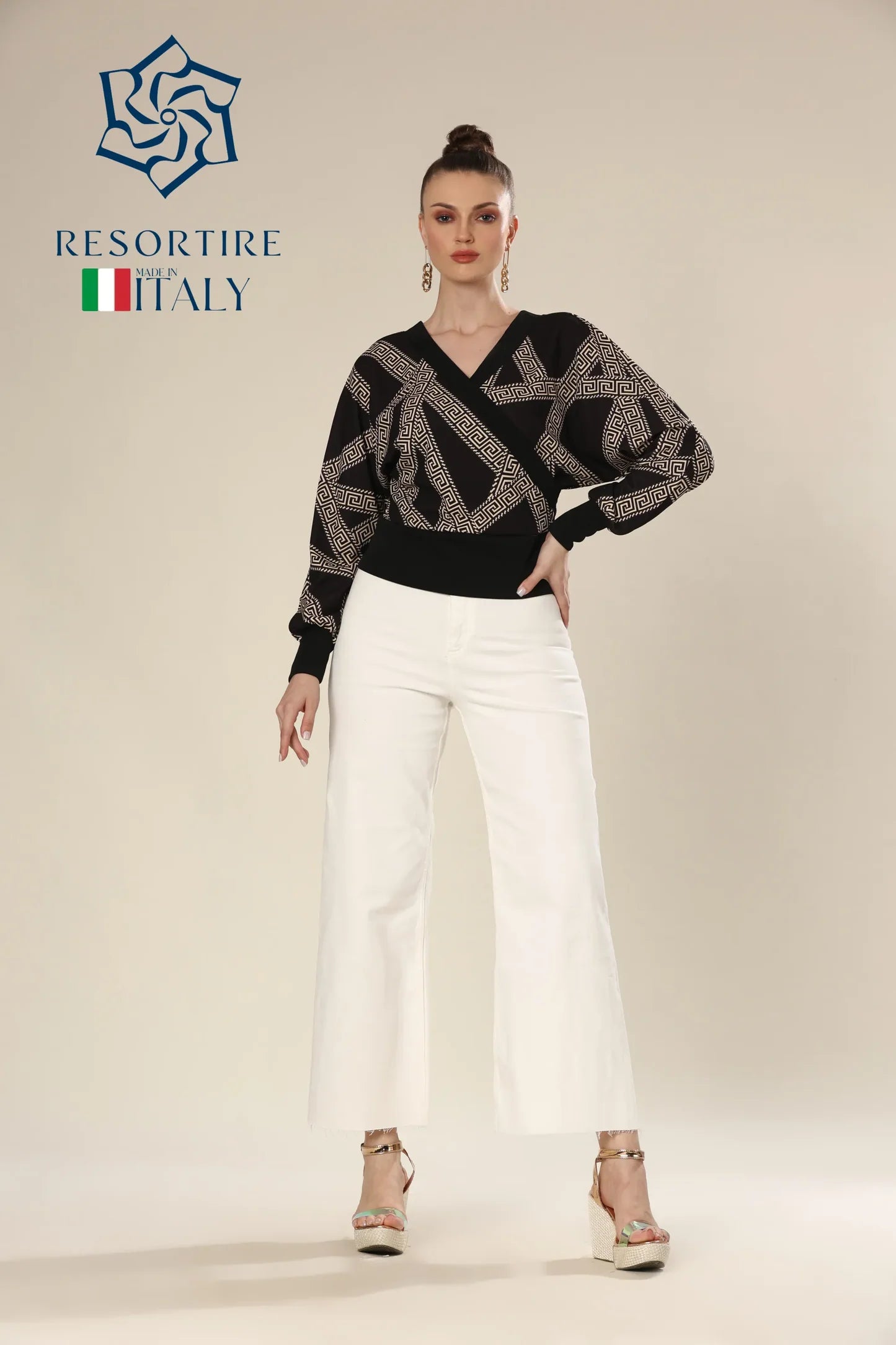 Resortire - Chick Black Geometry Charm Top